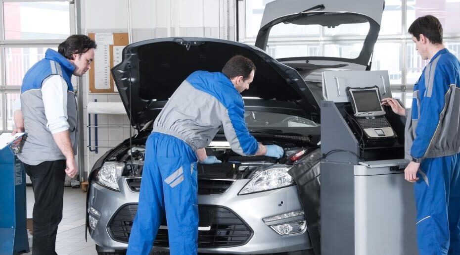 Car Service blog featured image showing mechanics